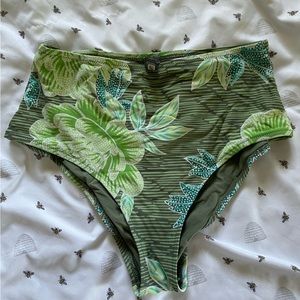 Green pattern size M high rise bottoms. Aerie